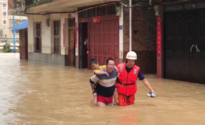 三明洪灾：30名村民困屋顶，多为老幼