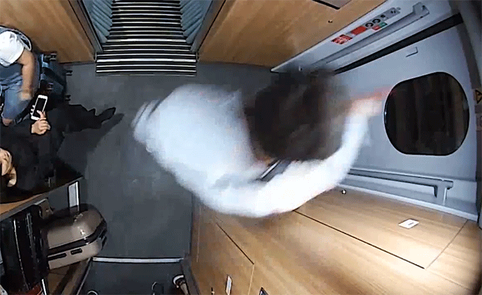 男子酒后砸高鐵車窗玻璃:我想透透氣