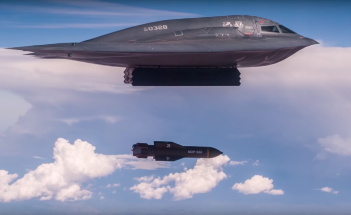 美军放出B-2轰炸机投射巨型钻地弹视频：精准打击地下目标