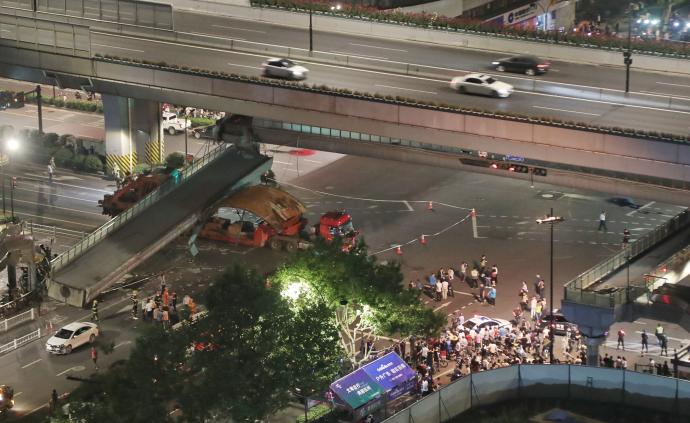 直播录像丨杭州一人行天桥被超高货车撞击坍塌，正在救援