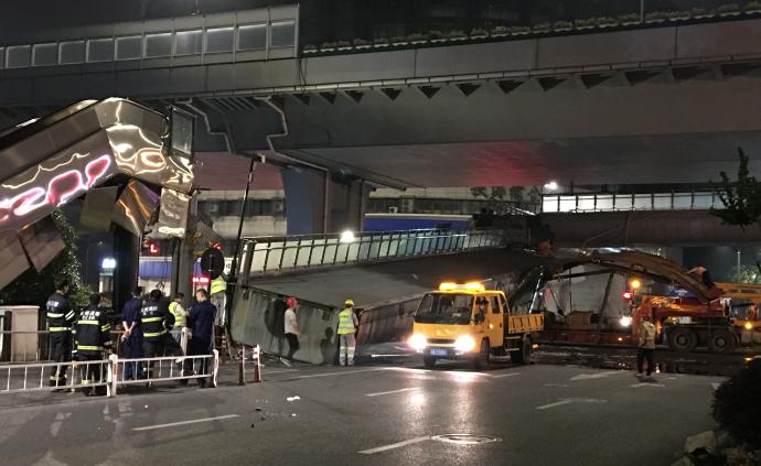 杭州闹市区一人行天桥垮塌：遭夜行货车所载超高金属构件撞击