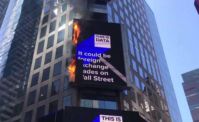 美国纽约时代广场广告牌突然起火，原因不明
