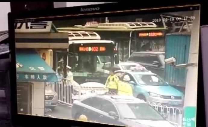 长沙一辆公交车行驶异常乘客报警，警方：司机血检显示醉驾