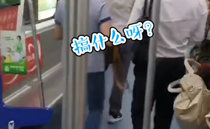 男子地铁内拍视频，大喊“卧倒”乘客慌乱