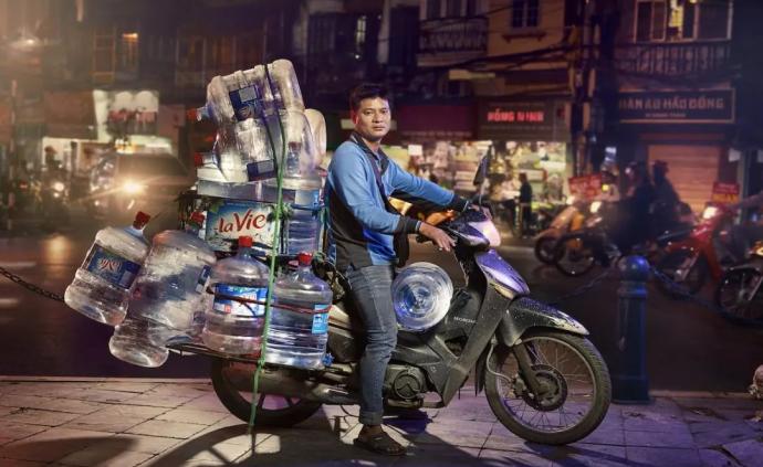 在越南“禁摩”之前，他拍下了河内街道上的货运人