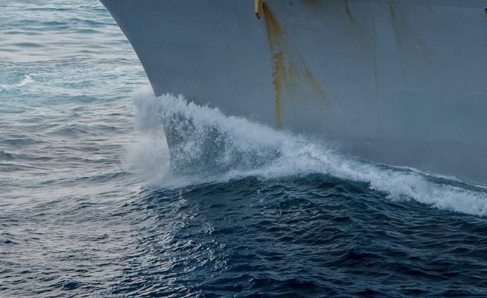 南部战区回应美舰擅闯中国南海有关岛礁邻近海域：警告驱离