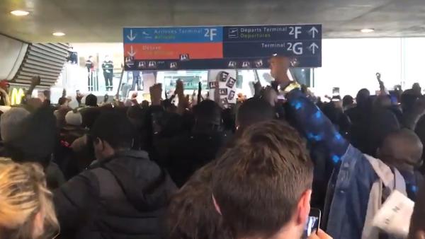 法国“黑背心”抗议，非法移民堵机场