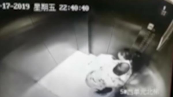 男子电梯里猥亵女子，监控拍下全过程