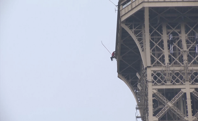 男子爬埃菲尔铁塔，与警方僵持近6小时