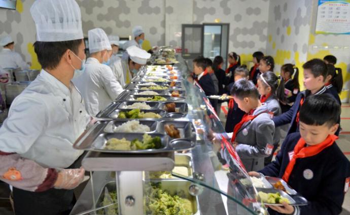 辣条受追捧、八成学生爱吃肉，上海两名小学生为校园饮食建言