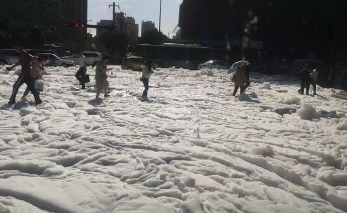 西安道路喷涌大量白色泡沫，官方调查
