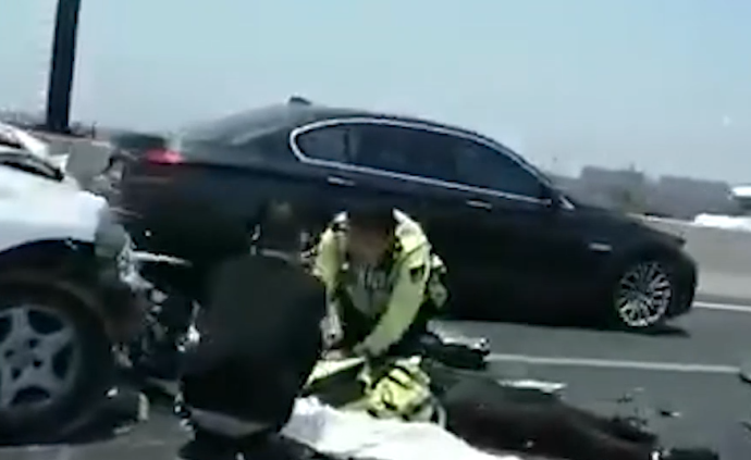 杭州一交警处理事故时遭后方车辆撞击，受伤严重