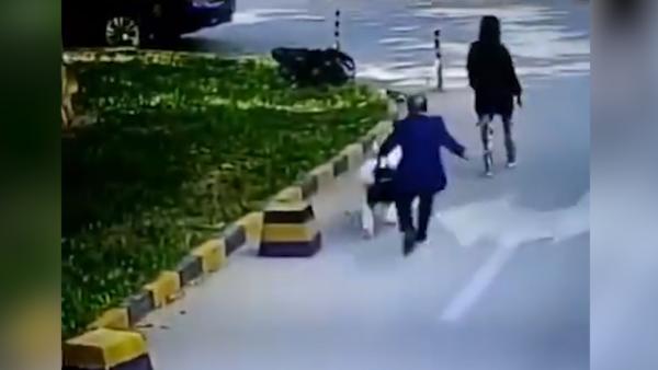 警方公布新型碰瓷视频：专盯不栓绳的狗