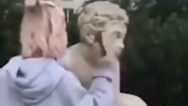 波兰18岁网红为涨粉，砸200年历史雕塑