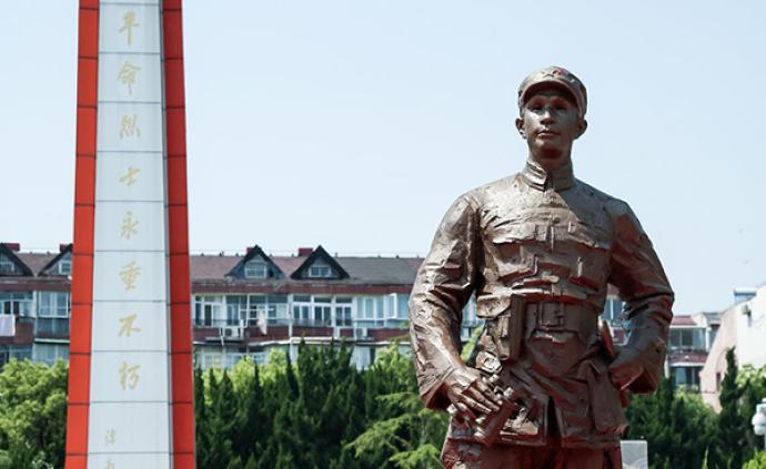 七十年前解放军在宝山鏖战，今天粟裕将军塑像在这里揭幕