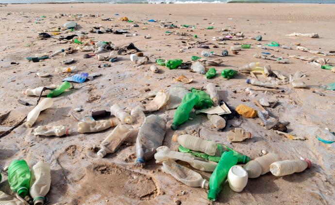 塑料垃圾不仅充斥着天空与海洋，且已在偏远岛屿上堆积如山