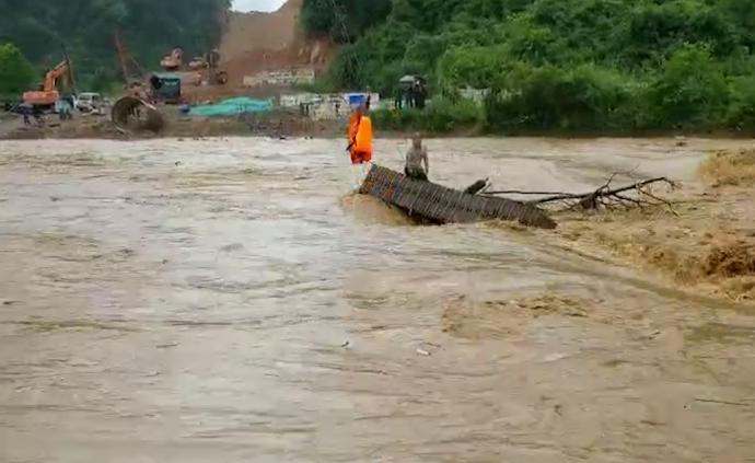 江西暴雨，消防员用无人机空降绳索救人