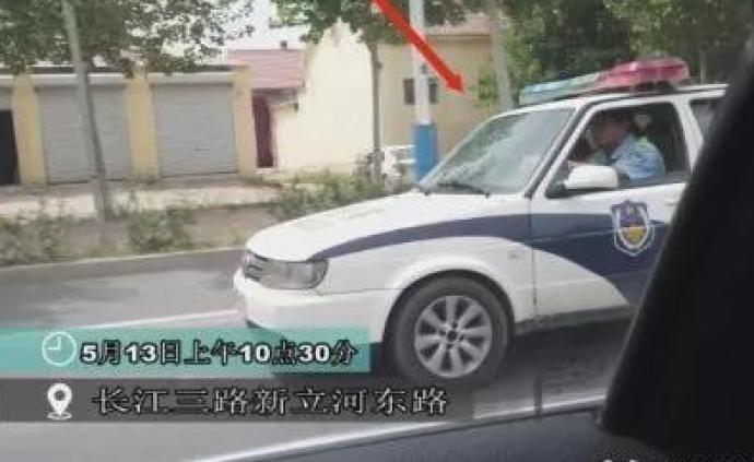 山东滨州一交警开警车不系安全带被拍下：罚款50元扣2分