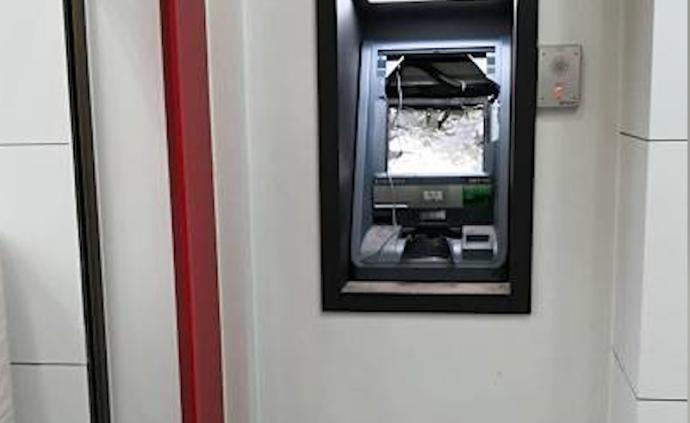 取款不成，女子用砖头猛砸ATM机