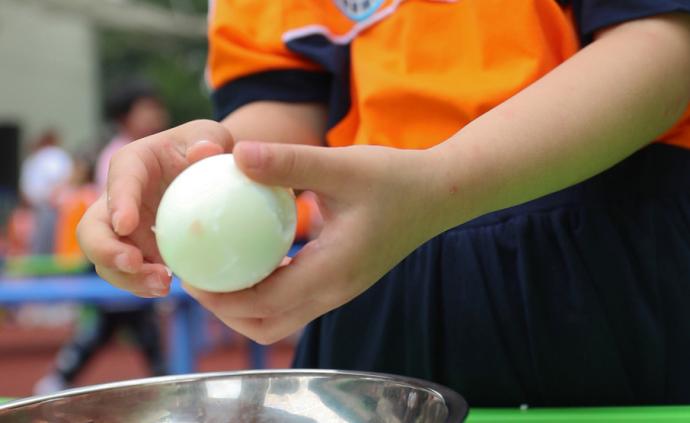 小学生不会剥熟鸡蛋，半月谈：学校劳动教育不能总是纸上谈兵