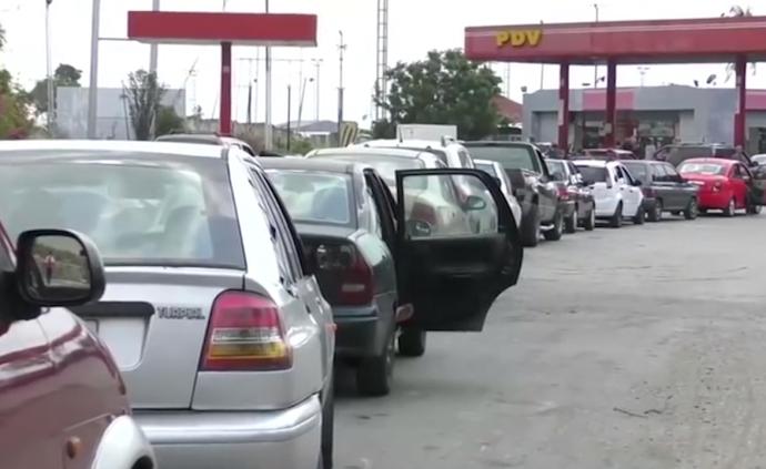 委内瑞拉汽油短缺，有司机为加油等3天