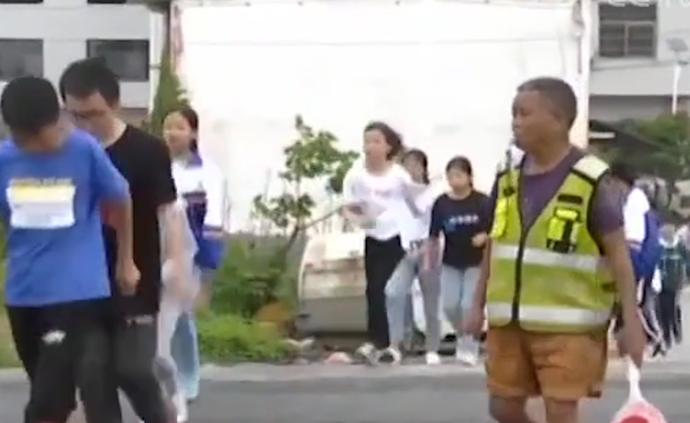 71岁老人十年护送学生过马路风雨无阻，被称为“温暖爷爷”