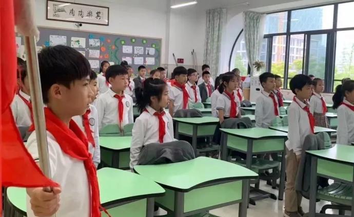杭州一小学全校师生送别难产夭折小马，不少学生哭了