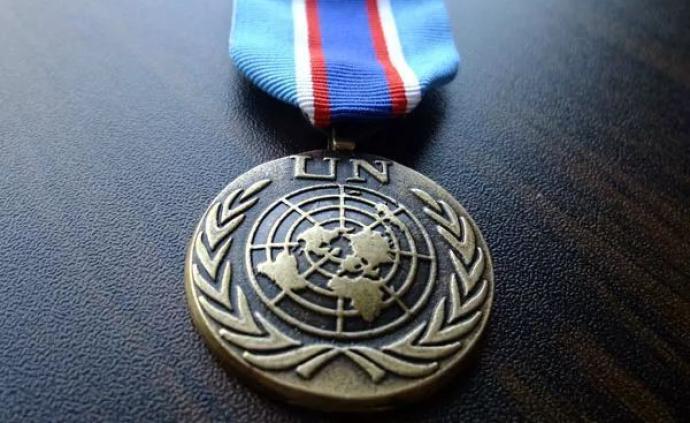 联合国授予中国维和军人张琦曼、端木栋林和平勋章