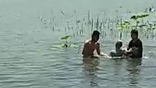 老人坠湖被淹没脖，两辅警入水将其救起