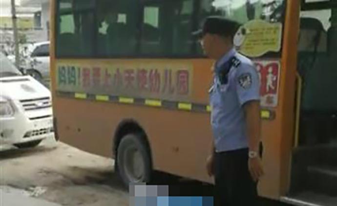 湖北通城3岁半女童被遗忘在校车内身亡，校车司机被警方控制