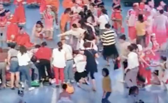 漳州儿童舞海选现场舞台坍塌，15人受伤一名儿童死亡