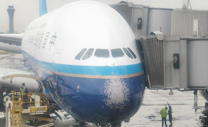 南航客机北京降落遇冰雹袭击，风挡破裂