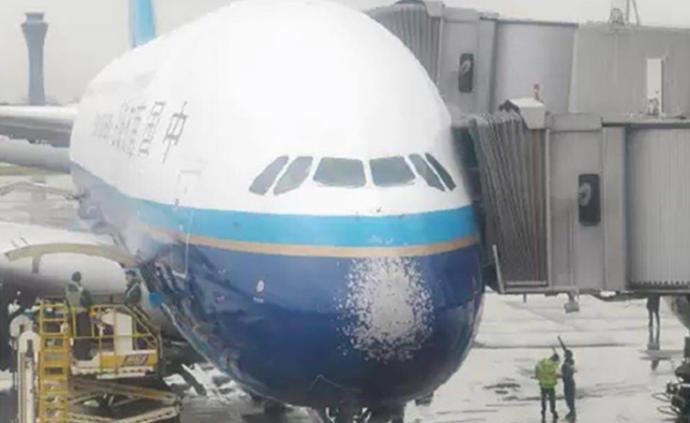 南航一航班遭遇冰雹挡风玻璃破损，乘客称降落时遭遇多次颠簸