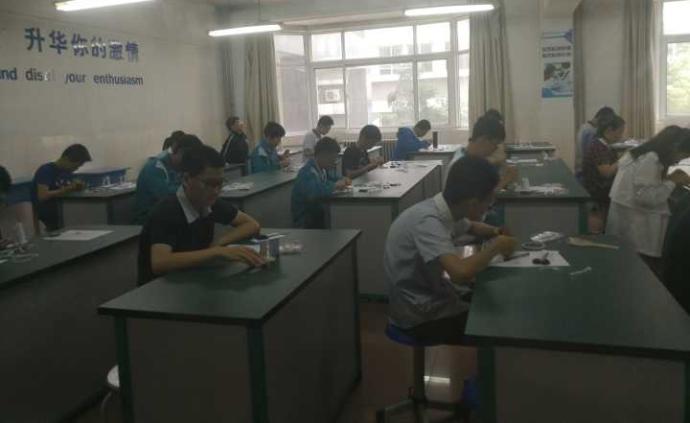 济南某中学推荐生考试现“神题”， A4纸做桌子还要能承重