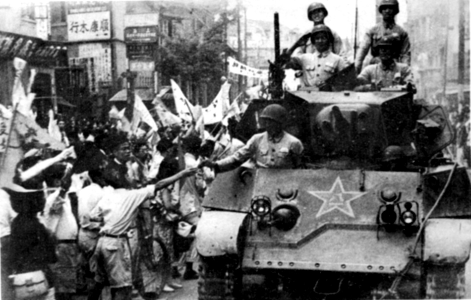 坦克部队在行进中受到市民热烈欢迎。宝山区档案馆 供图