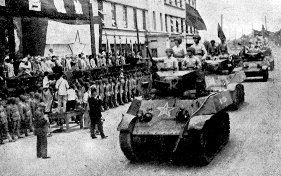 为纪念“七七”抗战12周年、庆祝上海解放，上海军民150万人于1949年7月6日下午4时举行百万军民联合游行。图为参加游行的坦克列队经过主席台。宝山区档案馆 供图