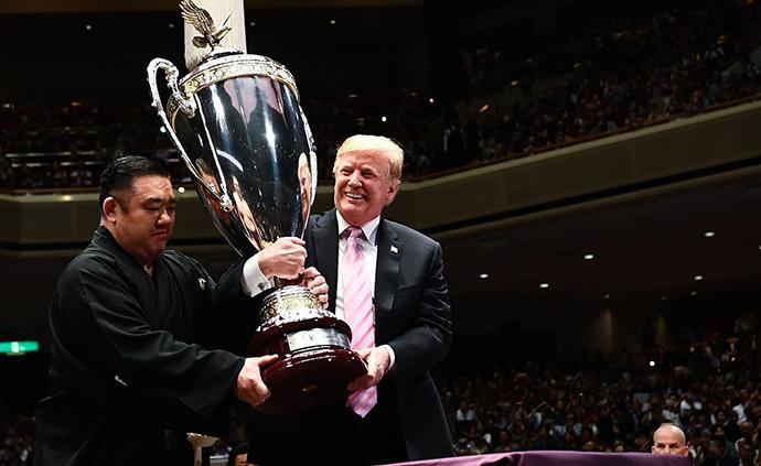 日美首脑观看相扑比赛，特朗普向冠军授予“美国总统杯”