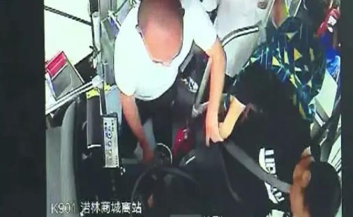 福建泉州一乘客在公交车等红绿灯时殴打司机，被拘10日
