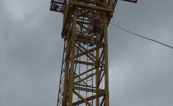生死急救！120米高空消防救下塔吊工