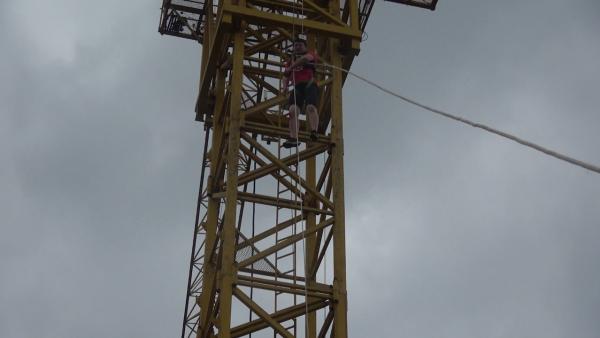 生死急救！120米高空消防救下塔吊工