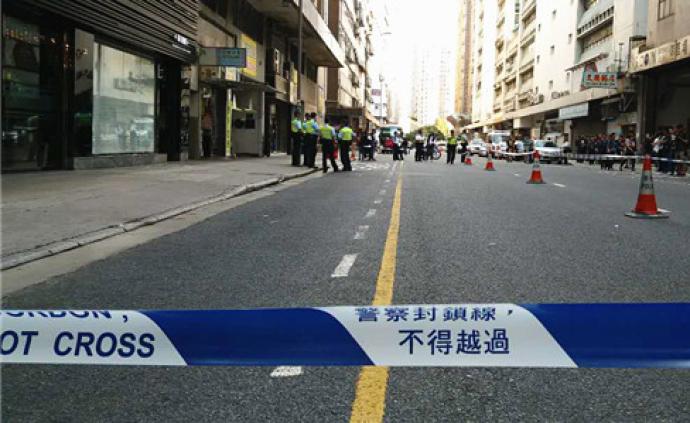 香港一辆校车撞向街边建筑棚架，至少12名学童受伤