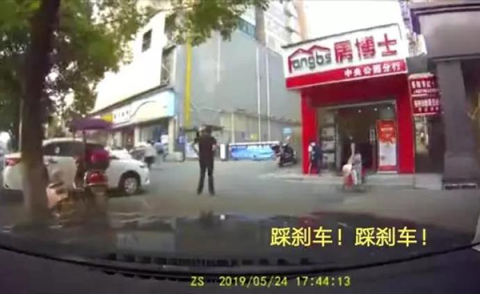 岳阳女司机狂问丈夫“到底哪个是刹车”，撞碎沿街店铺玻璃门