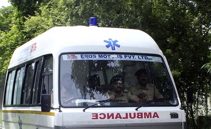 印度人民党一志愿者骑电动车时遭四人开枪打死