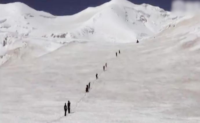 登山爱好者掉入30米深冰裂缝遇难，救援组三天搜救交付家属