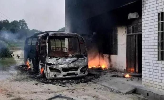 湖南岳阳三客车被烧毁：嫌犯已被控制，疑因承包线路引发矛盾