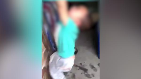 男子捆绑吊打3岁儿，拍视频给出走妻子看