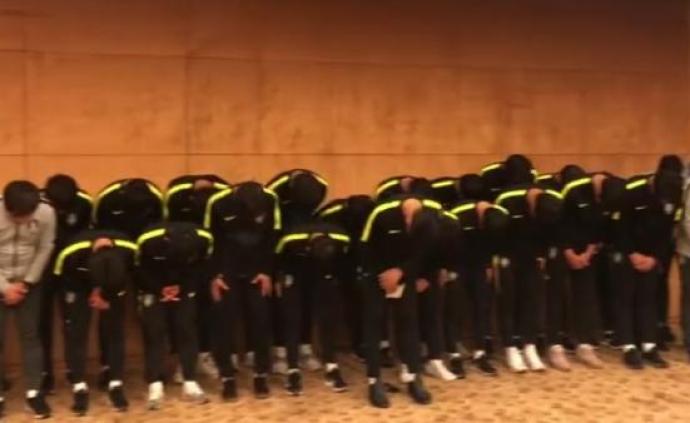 完胜中国队后脚踏熊猫杯，韩国U18全员深夜列队鞠躬致歉