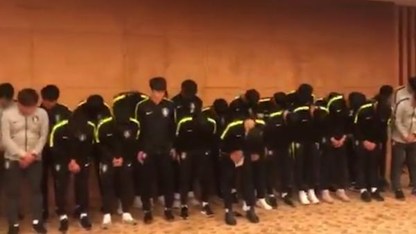 韩国球员夺冠后踩奖杯大笑，全队道歉