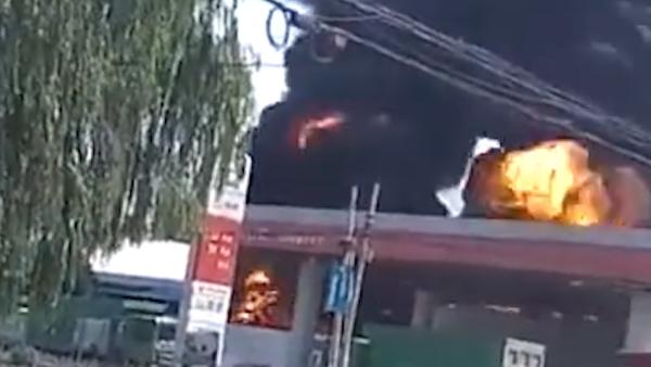 咸阳：加油站旁危化品货车起火，黑烟滚滚