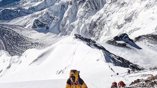 尼泊尔旅游从业者：今年珠峰登顶窗口减半
